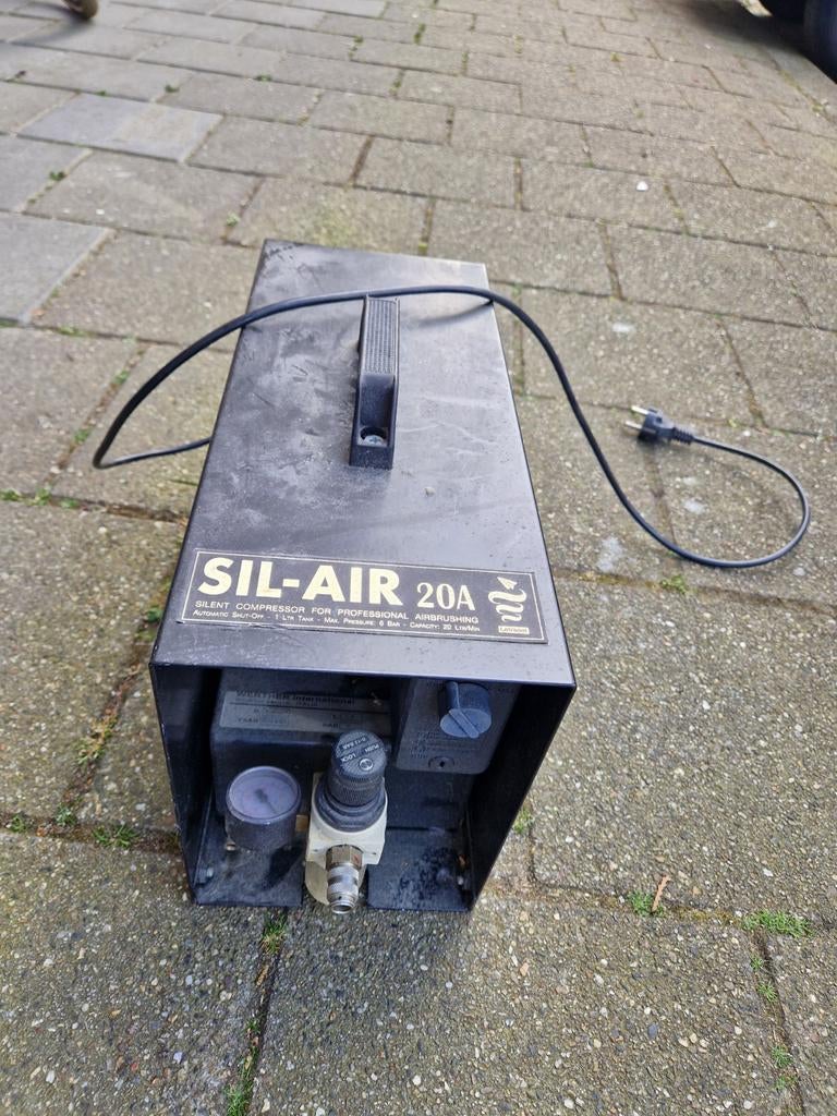 SIL-AIR 20A Stille Compressor voor Airbrushing, Gebruikt, Ophalen of Verzenden, Minder dan 200 liter/min, Geluidgedempt