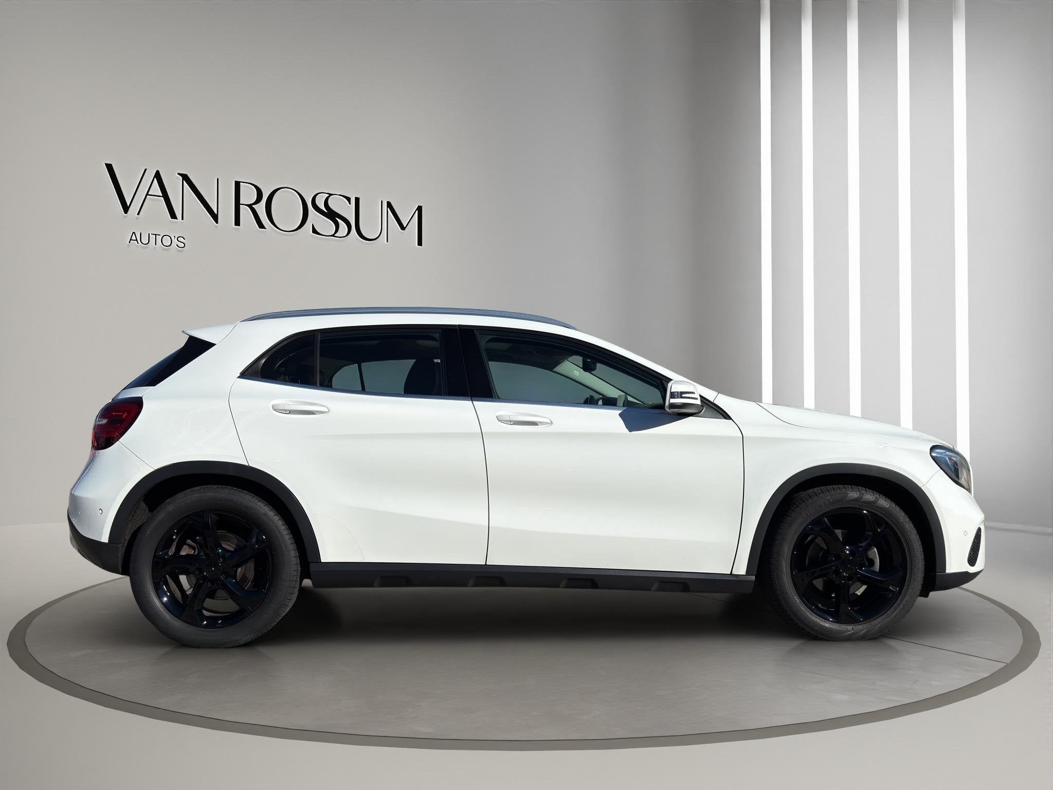 Mercedes-Benz GLA-klasse 180 Premium | Pano | Leder sportsto, Auto's, Gebruikt, 4 cilinders, 1595 cc, Bedrijf