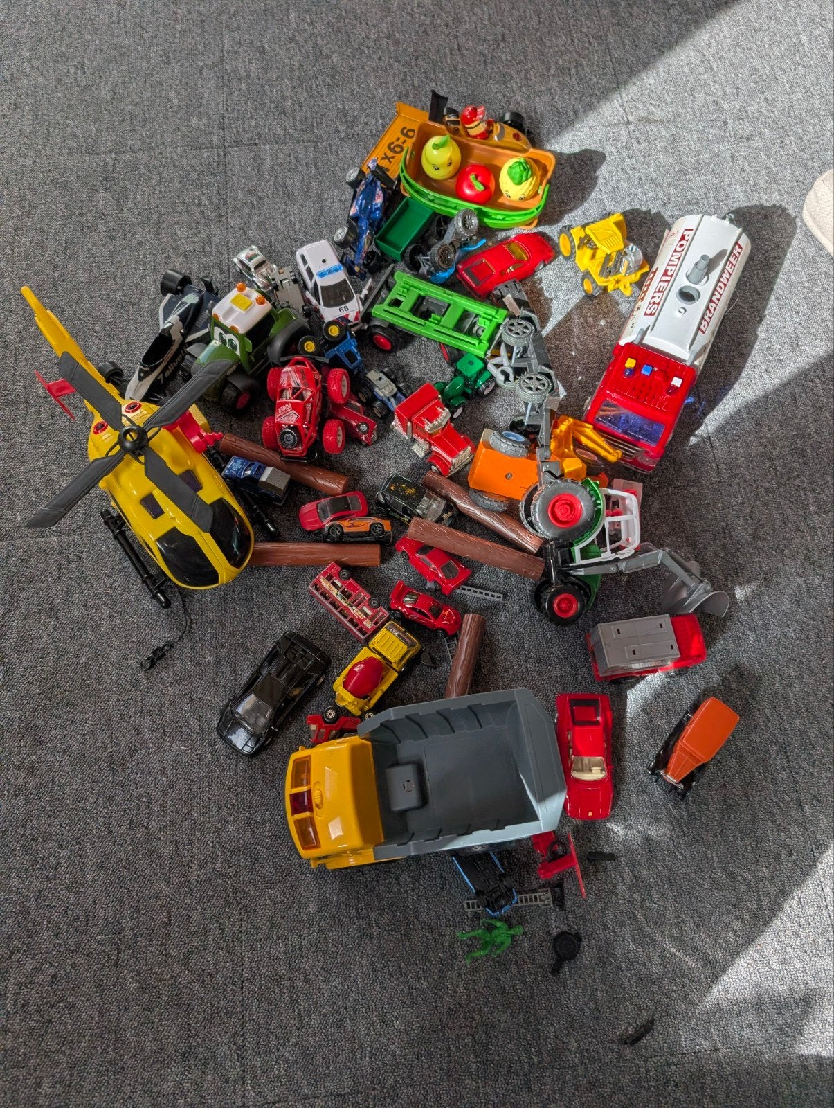 Speelkleed met veel speelgoedauto's en voertuigen, Kinderen en Baby's, Ophalen, Gebruikt