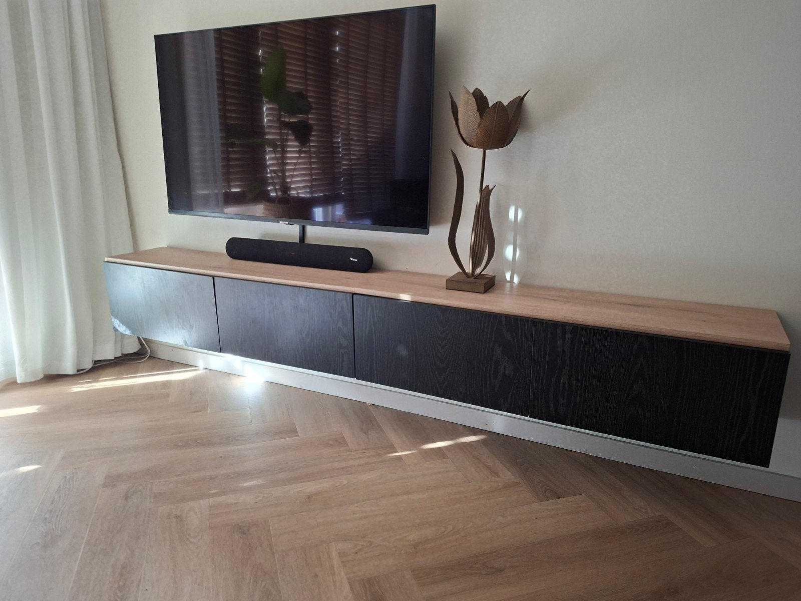 Zwevend TV meubel 2.40m - Zo goed als nieuw, Huis en Inrichting, Ophalen of Verzenden, Zo goed als nieuw, 200 cm of meer
