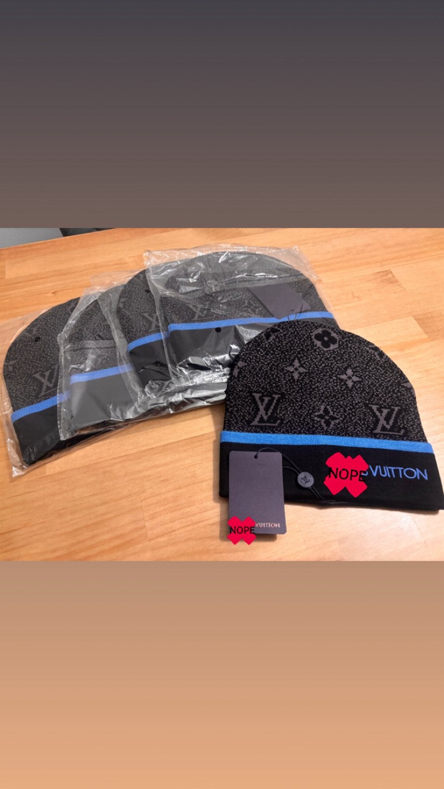 Nieuwe "NOPE VUITTON" mutsen - Zwart met blauw accent, Kleding | Dames, Mutsen, Sjaals en Handschoenen, Ophalen of Verzenden, Nieuw