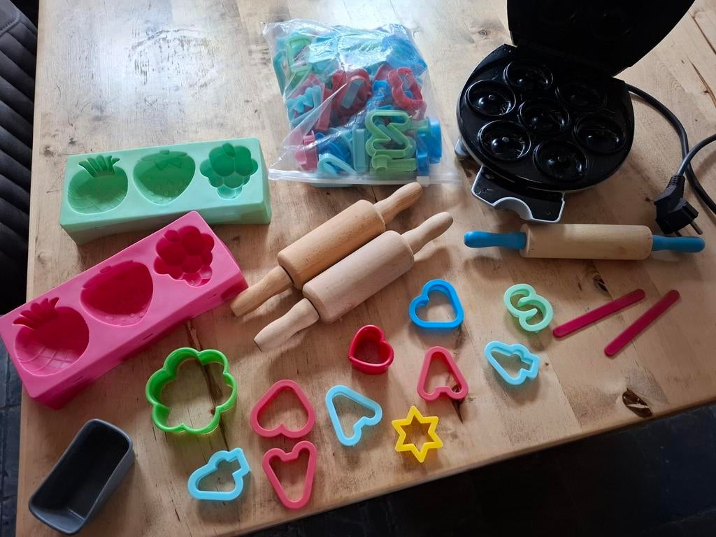 Bakspullen. Deegrollers, figuurtjes, donutmaker, Ophalen of Verzenden, Taarten of Cupcakes, Bakvorm