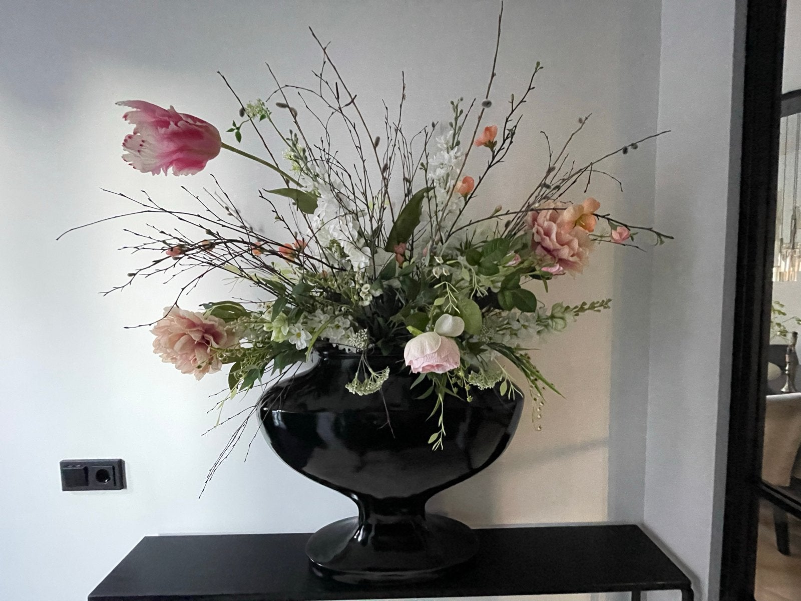 Grote zwarte vaas met kunstbloemen en takken, Ophalen, Overige materialen, Zwart, Inclusief decoratie