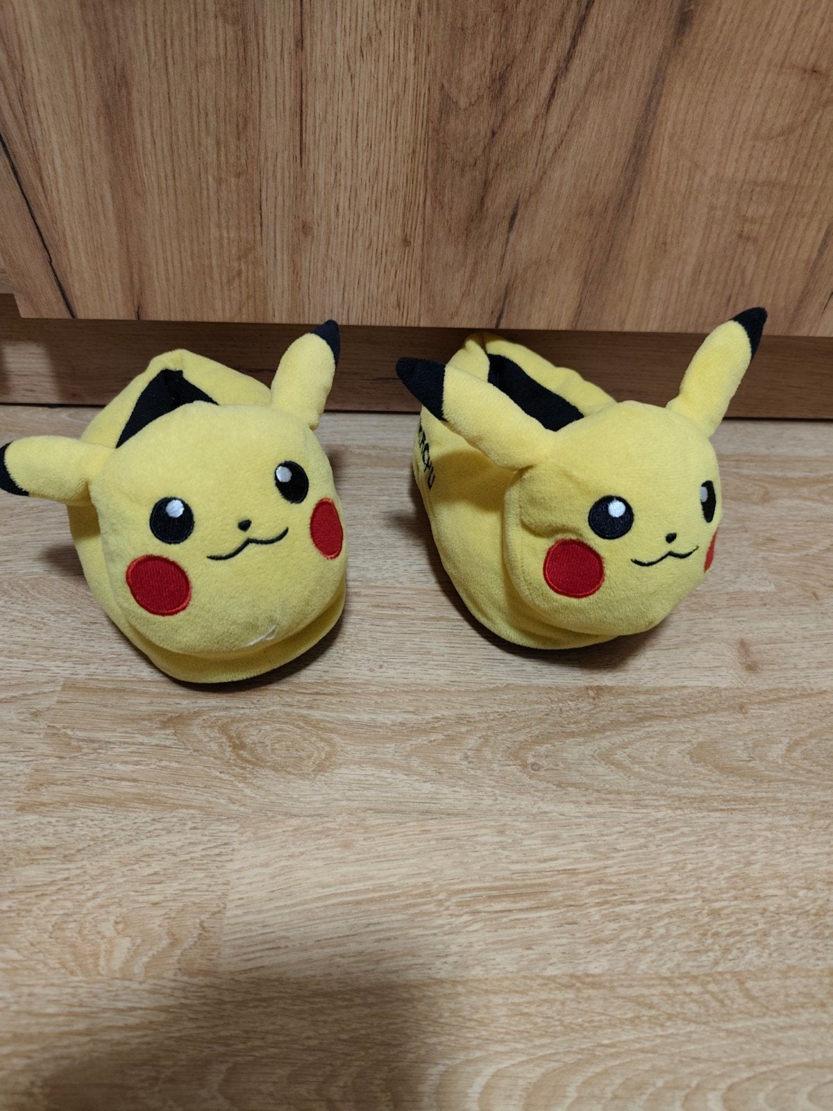 Pikachu pantoffels maat 32, Ophalen of Verzenden, Zo goed als nieuw, Jongen of Meisje