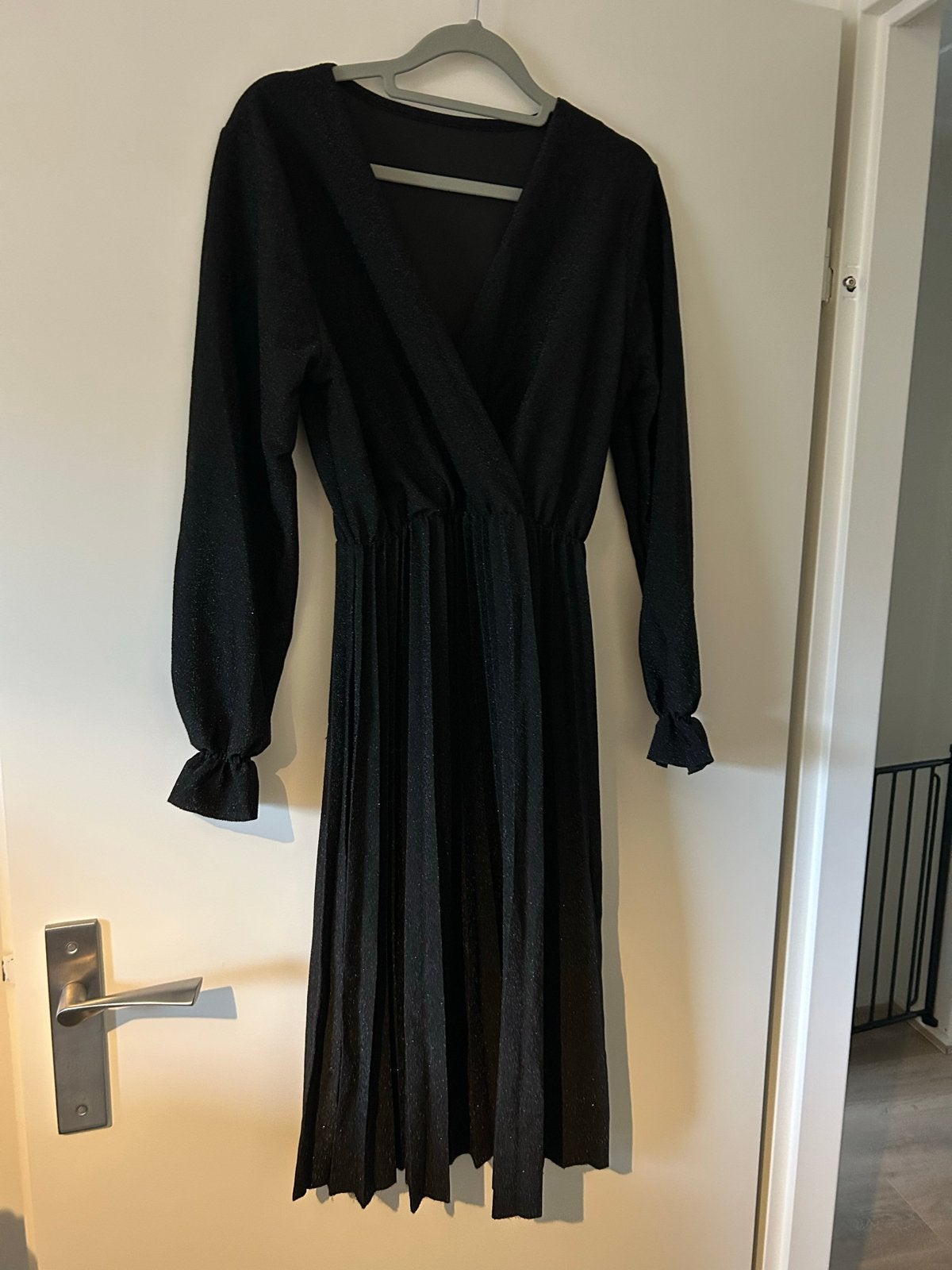 Zwarte dames jurk met glitters, universele maat, Ophalen of Verzenden, Nieuw, Maat 42/44 (L), Zwart
