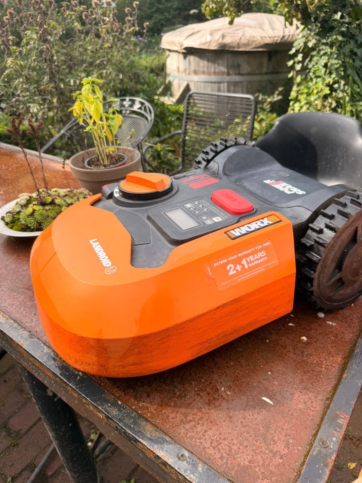 Foto 3 van Worx wr143e 1000m2 robotmaaier met basis en garage enz