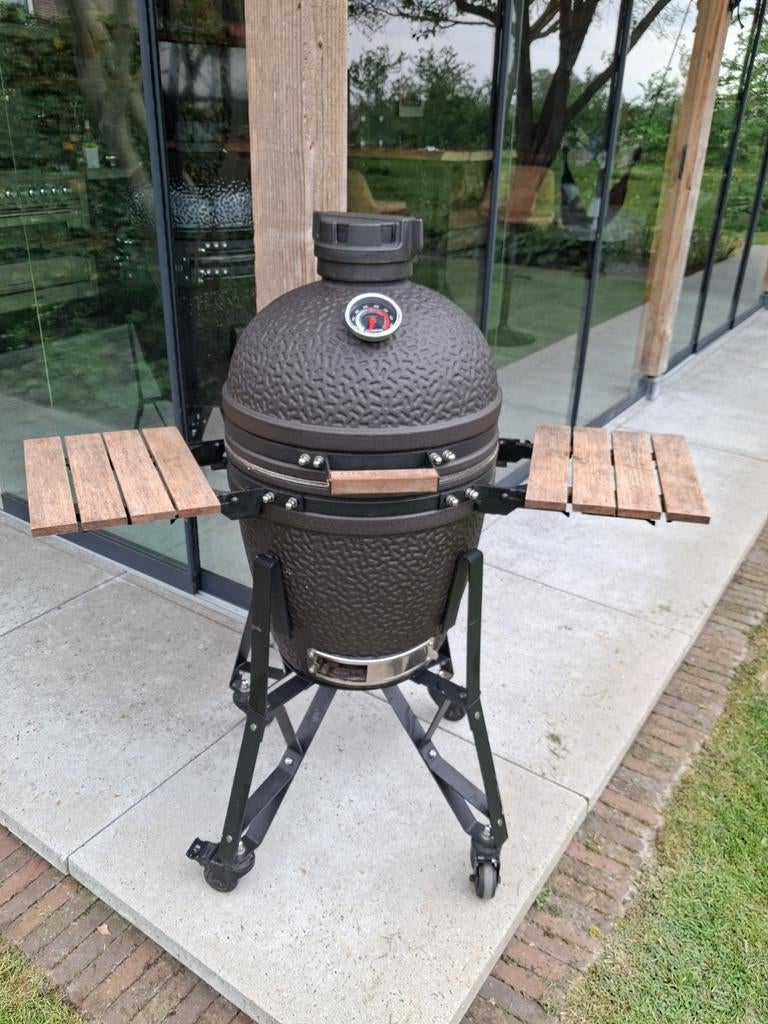 The Bastard Urban Medium Kamado BBQ met accessoires, Ophalen of Verzenden