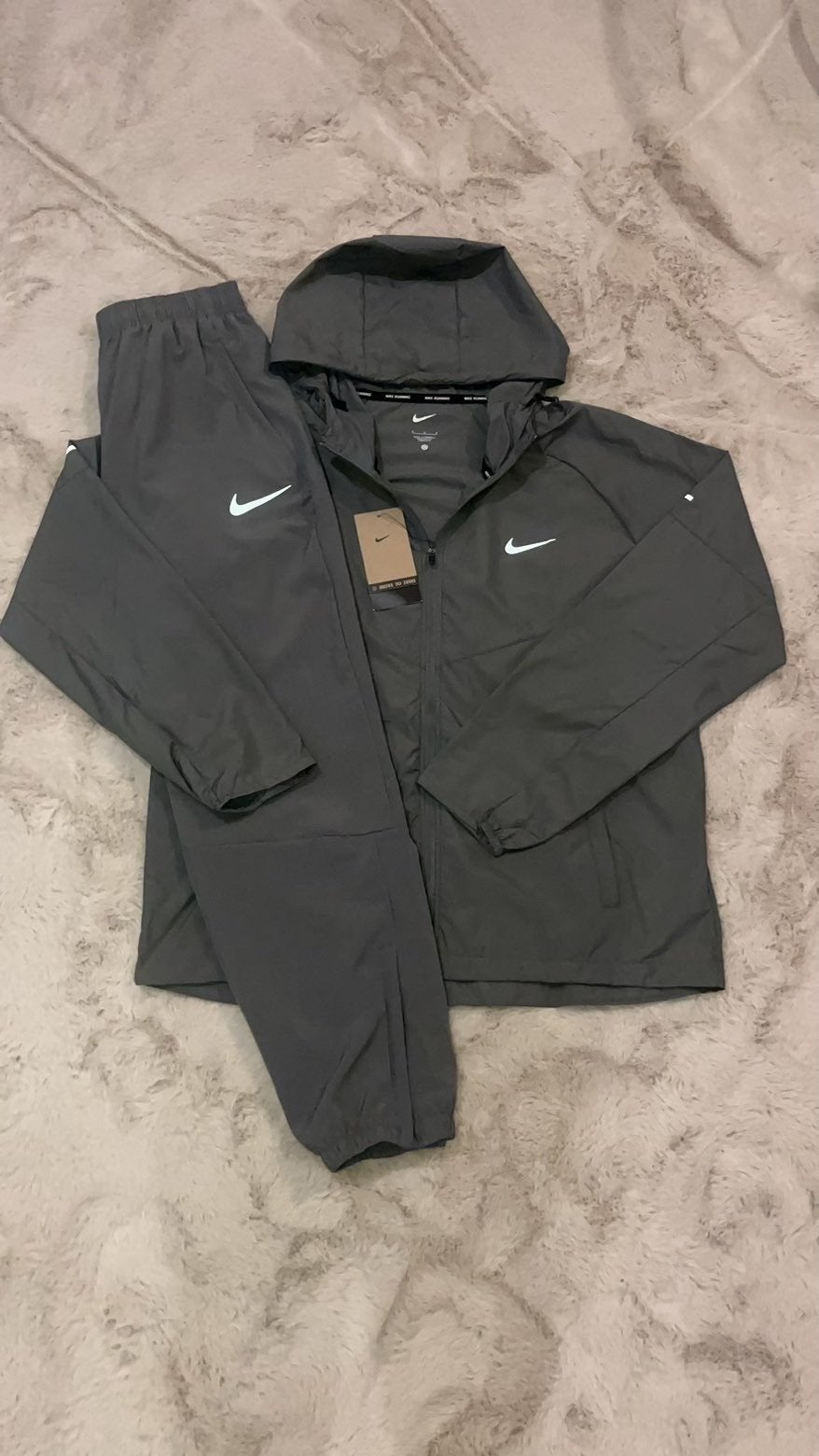 Nike trainingspak - Windrunner jas en broek - Grijs, Nieuw, Hardlopen of Fietsen, Grijs, Verzenden