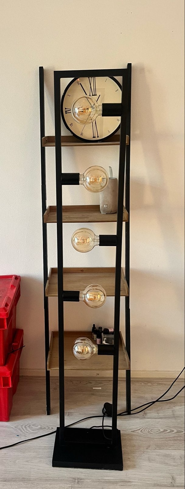Industriële staande lamp met 4 planken en klok, Huis en Inrichting, Ophalen, Gebruikt, E27 (groot), Metaal