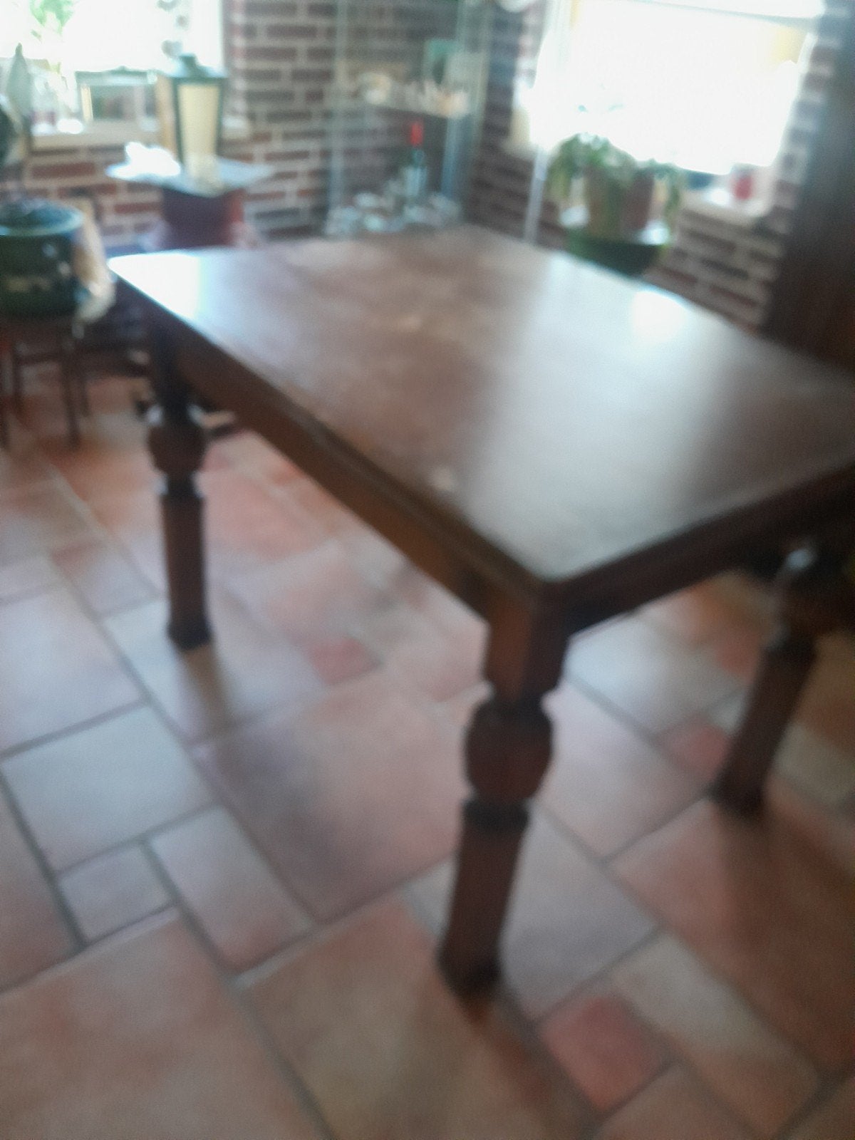 Robuuste houten eettafel met gedraaide poten, Ophalen