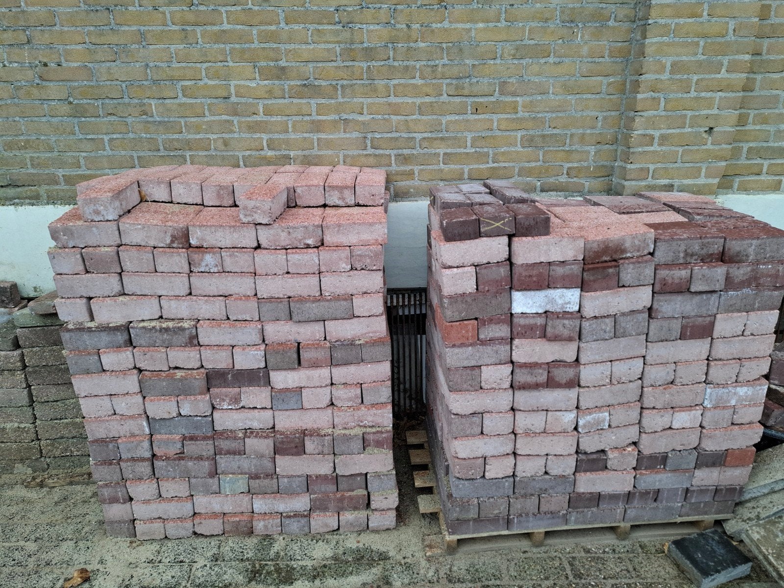 Gratis af te halen Ruim 650 nieuwe klinkers en 7 betonbandje, Ophalen, Nieuw, Bakstenen