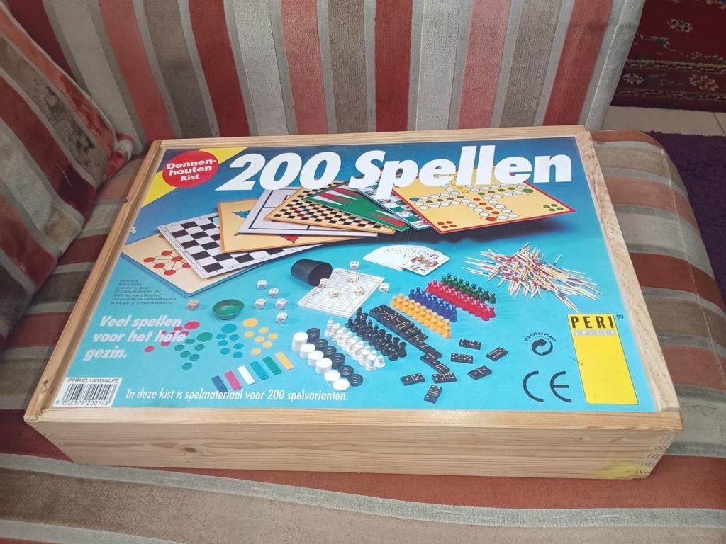 200 Spellen Dennen Houten Kist - Peri Spellen, Hobby en Vrije tijd, Gezelschapsspellen | Bordspellen, Gebruikt, Ophalen of Verzenden