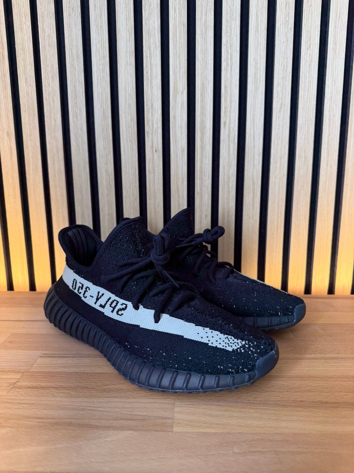 Adidas Yeezy Boost 350 V2 Core Black White maat 42.5, Zwart, Ophalen of Verzenden, Sneakers of Gympen, Zo goed als nieuw