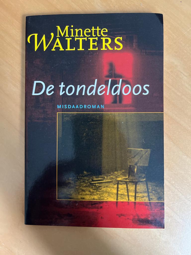 Minette Walters - De tondeldoos (Misdaadroman), Ophalen of Verzenden, Gelezen, Europa overig