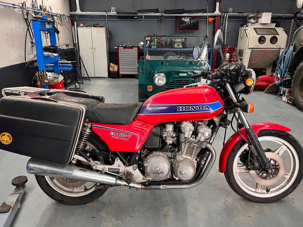 Honda Tour CB 900 F, Motoren, Motoren | Honda, Eperweg 50
8181 EX  Heerde, NL, Bedrijf, 901 cc, Meer dan 35 kW