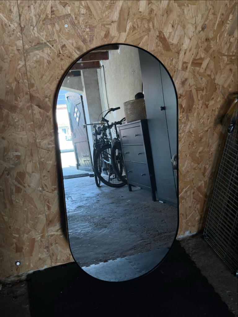 IKEA LINDBYN spiegel - Ovaal, Zwart, Huis en Inrichting, Woonaccessoires | Spiegels, Ophalen, 100 tot 150 cm, Zo goed als nieuw