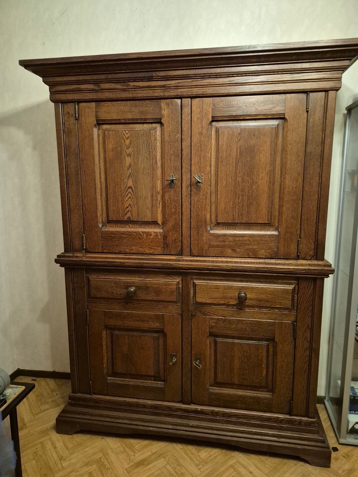 Eiken kast, Ophalen