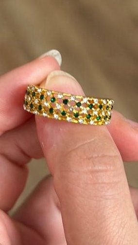 Goudgekleurde ring met imitatie smaragden en diamanten, Nieuw, Ophalen of Verzenden, 17 tot 18, Met edelsteen