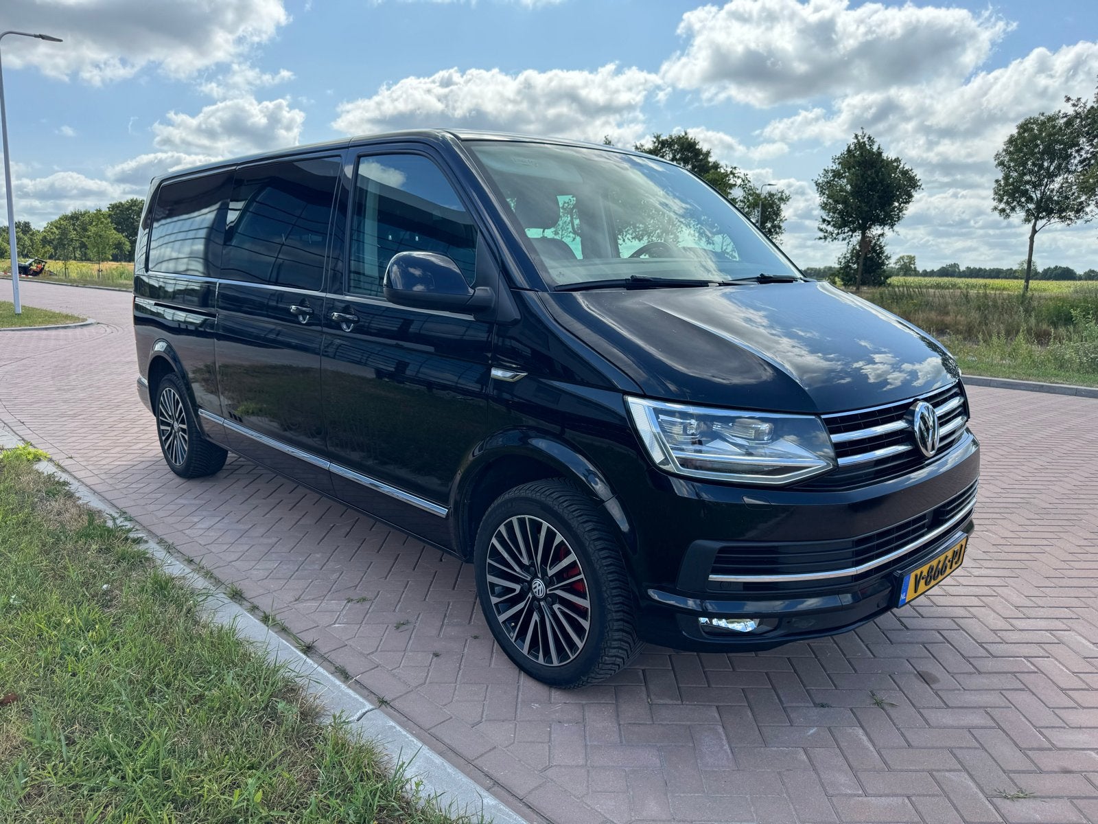 Volkswagen Transporter Caravelle Highline Automaat 2018, Auto's, Bestelauto's, 2220 kg, Volkswagen, Zwart, Diesel