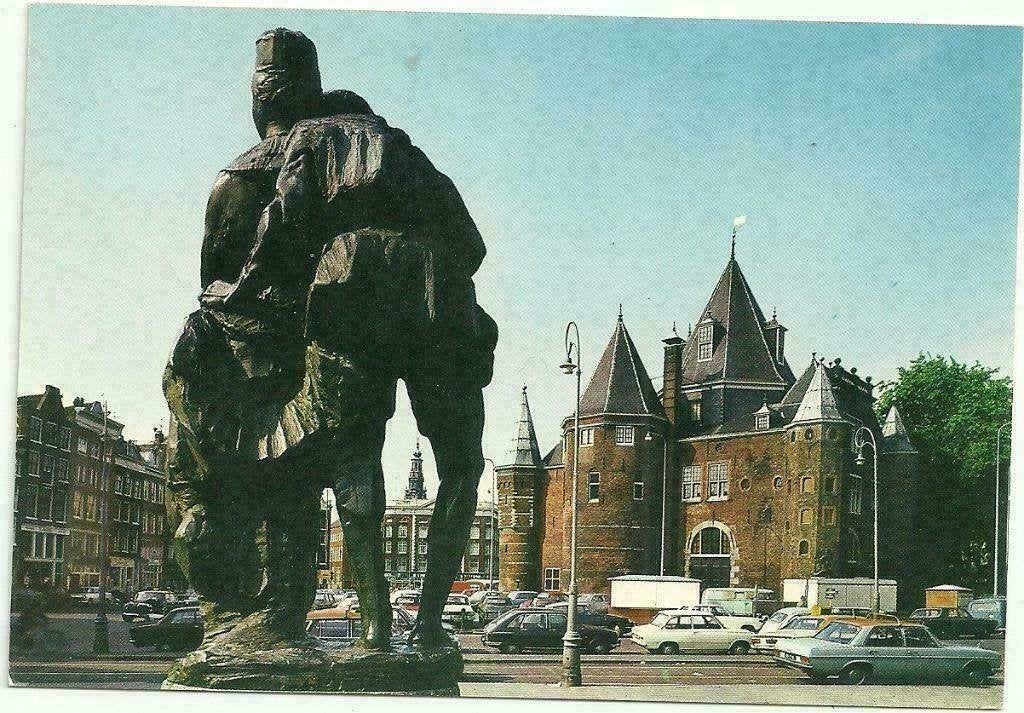 AK Amsterdam - Waaggebouw met beeld van Ot en Sien, Verzenden, 1960 tot 1980, Ongelopen, Noord-Holland