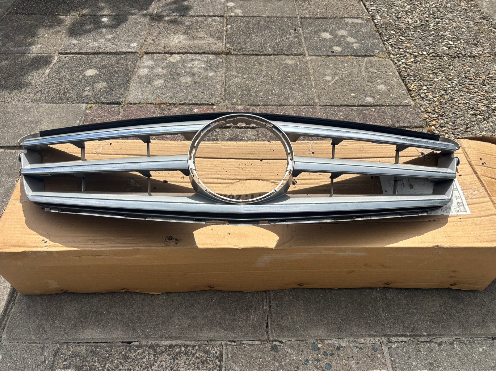 Originele Mercedes Grill W204, Auto-onderdelen, Carrosserie en Plaatwerk, Ophalen of Verzenden, Voor, Bumper