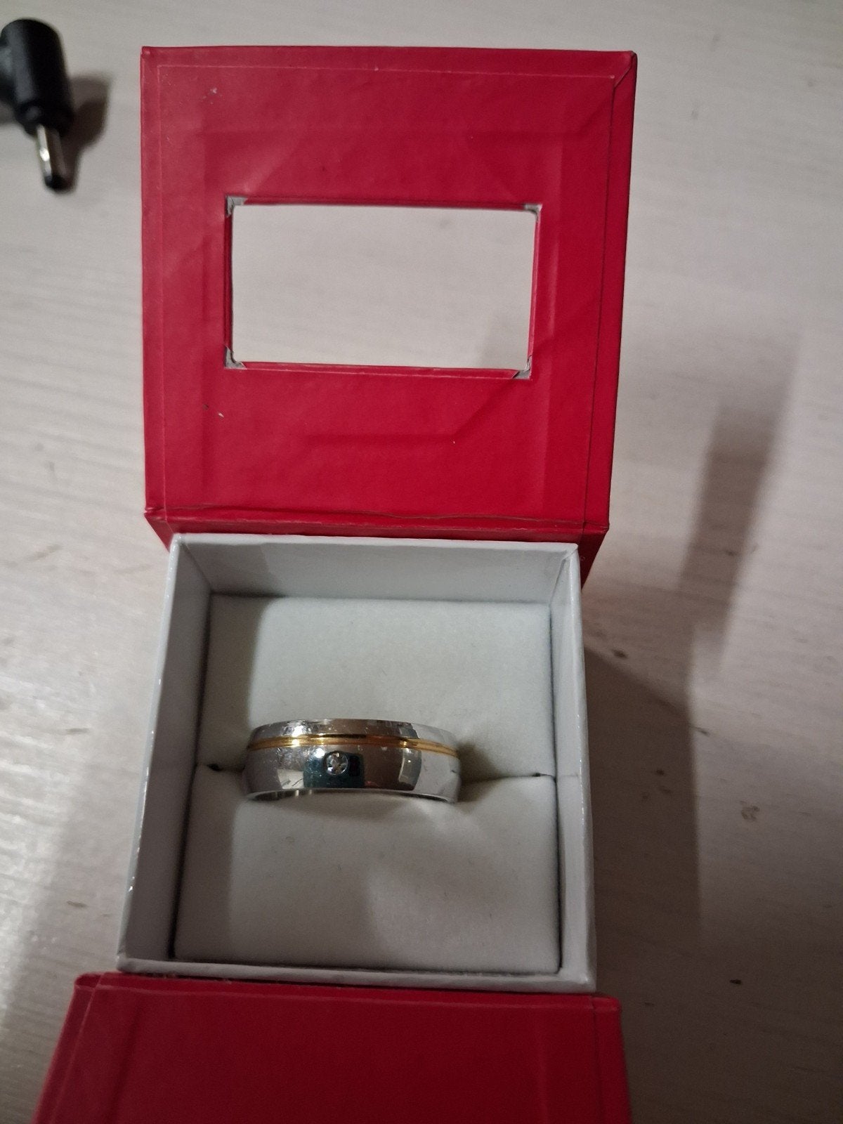 Stijlvolle ring met diamantje - Zilver en goud kleurig, IJzer of Staal, 19 tot 20, Ophalen of Verzenden, Zo goed als nieuw