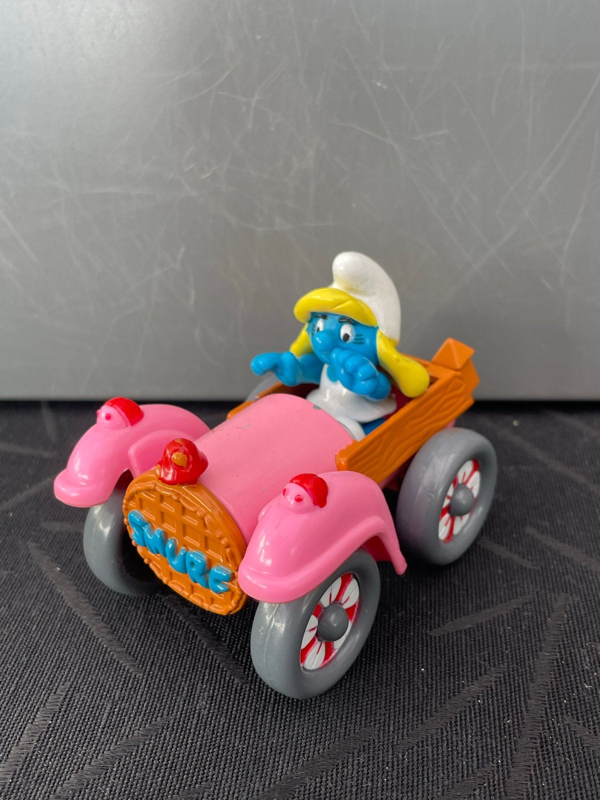 Smurfin in roze auto - Vintage Smurfen speelgoed, Verzamelen, Ophalen of Verzenden, Gebruikt, Smurfin, Poppetje, Figuurtje of Knuffel