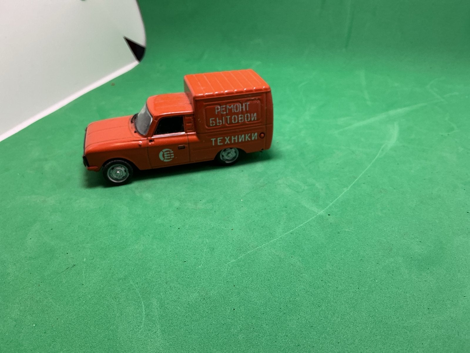 Vintage Moskvitch 408 Bestelwagen Modelauto - Oranje, Ophalen of Verzenden, Gebruikt, Bus of Vrachtwagen, Overige merken