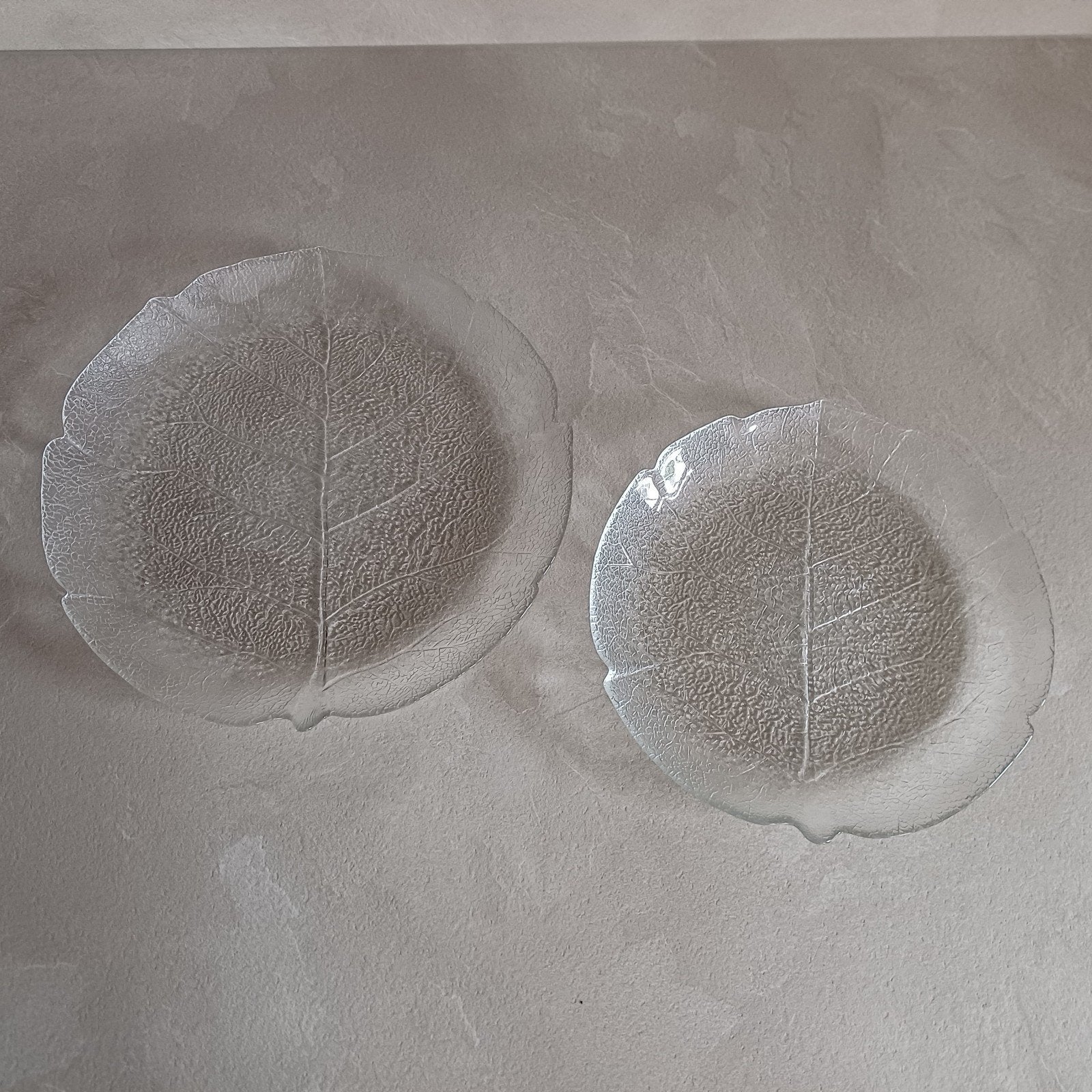 Te koop: 2 Glazen serveerschalen bladmotief, Ophalen, Overige stijlen, Glas, Schaal of Schalen