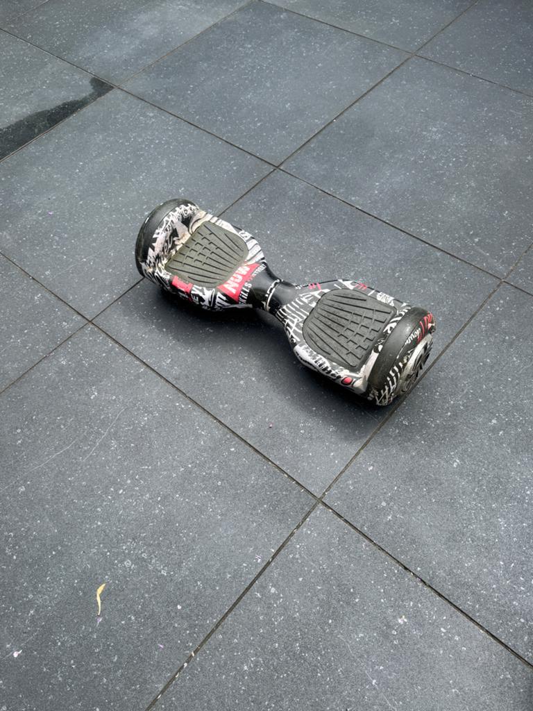 Hoverboard met Bluetooth en uniek design, Fietsen en Brommers, Steps, Gebruikt, Overige typen, Ophalen of Verzenden