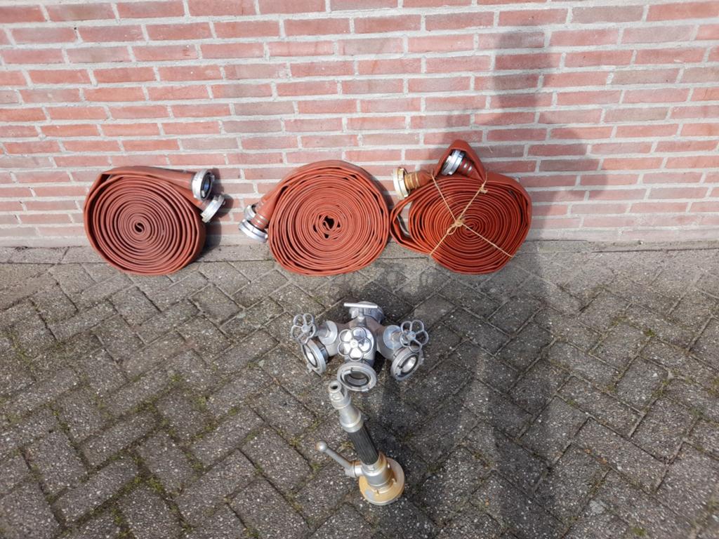 Brandweer slangen 3x20 meter en verdeelstuk en spuitpistool, Ophalen of Verzenden, Nieuw, Tuinslang