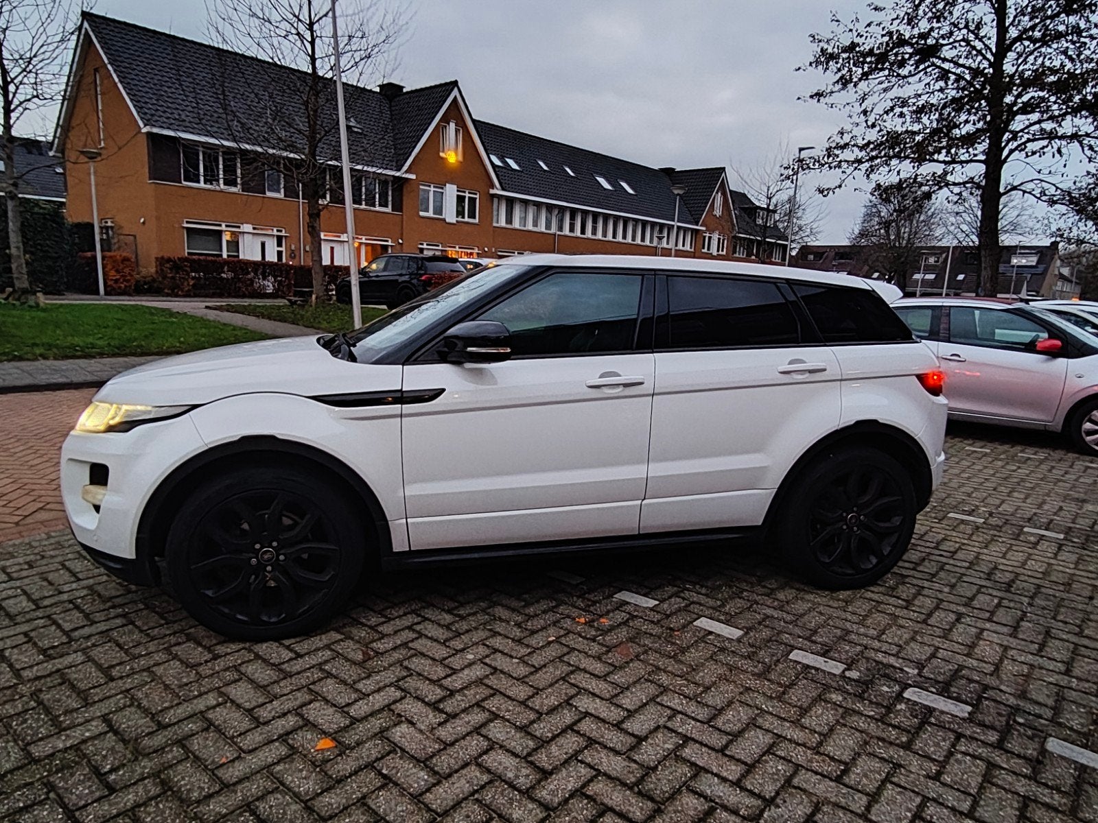 Sportieve Range Rover 2.0 full options, Auto's, Automaat, Achterwielaandrijving, Zwart, Leder