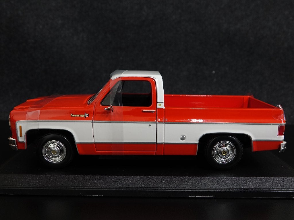 Maisto 1:18 1974 Chevrolet C10 Cheyenne Super rood-wit, Hobby en Vrije tijd, Maisto, Auto, Onbekend, Nieuw