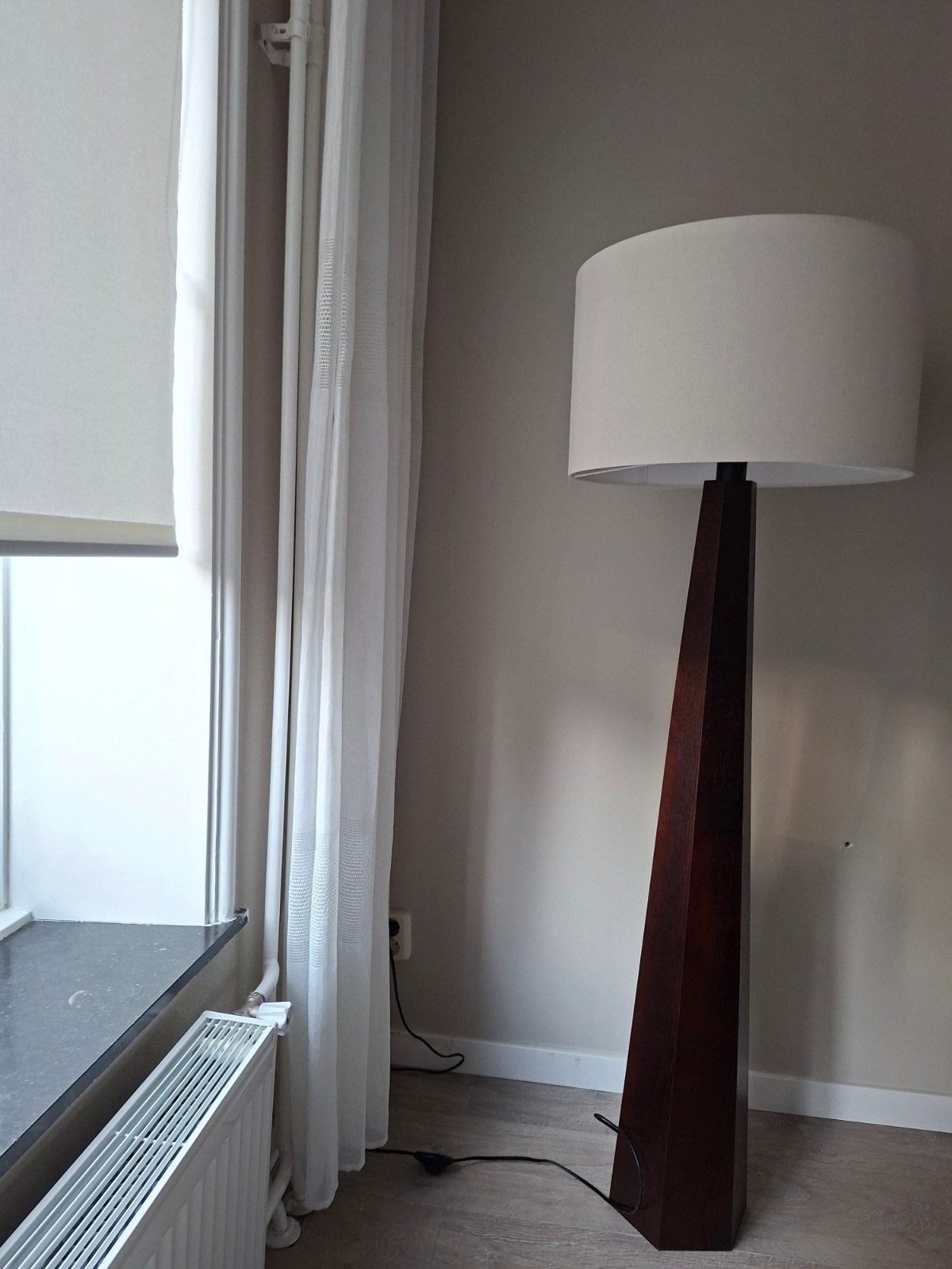 Stijlvolle vloerlamp met houten voet en stoffen kap, Gebruikt, Modern, Sfeervol, 150 tot 200 cm, E27 (groot)