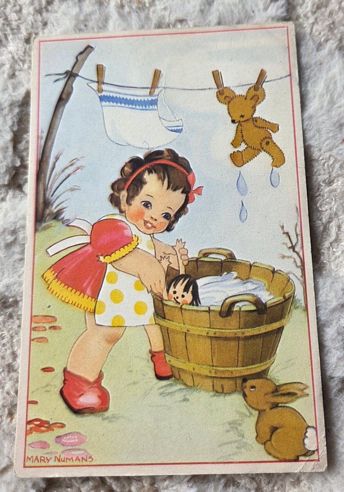 Meisje doet de was met pop en teddybeer - Mary Numans, Verzenden, 1940 tot 1960, Gelopen, Kinderen