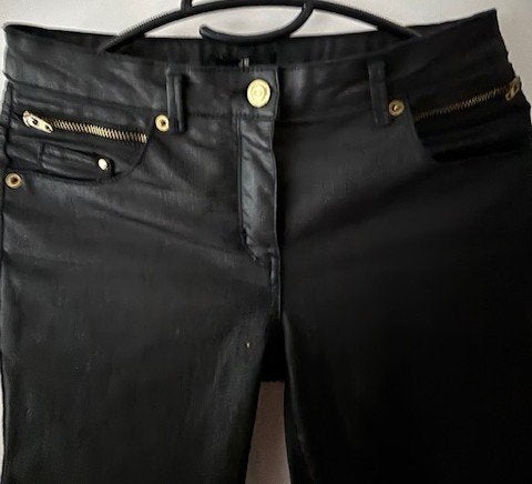 Strak zwart glanzende jeans met enkel rits in pijpen 34 H&M, Kleding | Dames, Spijkerbroeken en Jeans, Ophalen of Verzenden, Nieuw