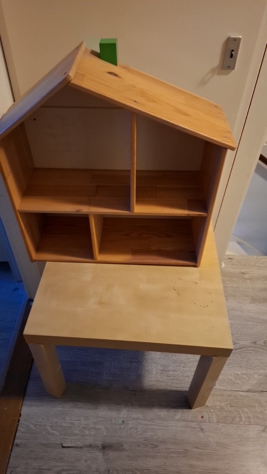 Houten ikea poppenhuis (Flisat) +lack tafeltje, Ophalen, Gebruikt, Poppenhuis
