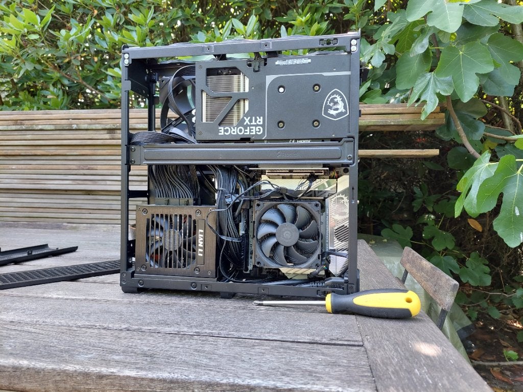 Super kleine Mini itx rtx 5060 ti core ultra 5 245k 2TB ssd, Gebruikt, Zelf gebouwde pc, Ophalen of Verzenden, 2 TB