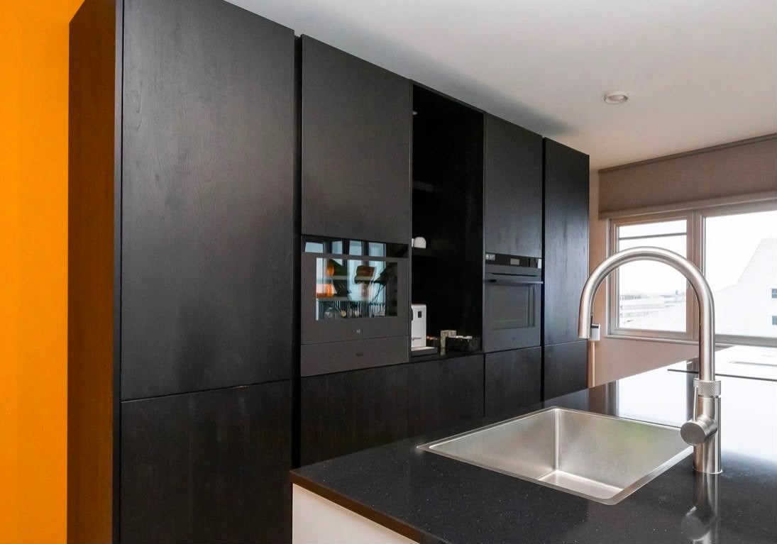 Moderne Keuken met Kookeiland en Inbouwapparatuur, Huis en Inrichting, Keuken | Complete keukens, Ophalen, Gebruikt, Zwart, Graniet of Steen