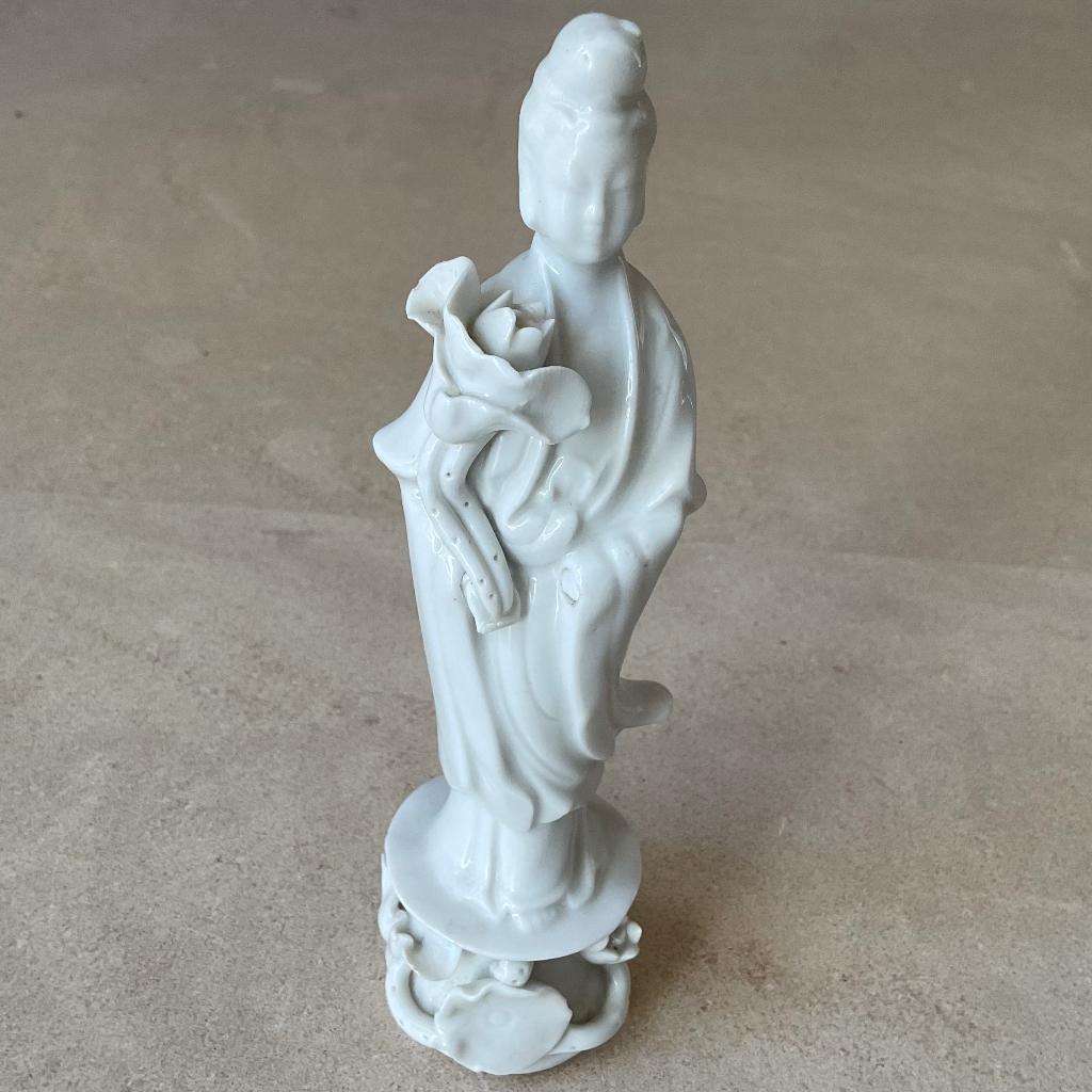 Kwan Yin vintage Blanc de Chine porseleinen beeldje gemerkt, Antiek en Kunst, Verzenden