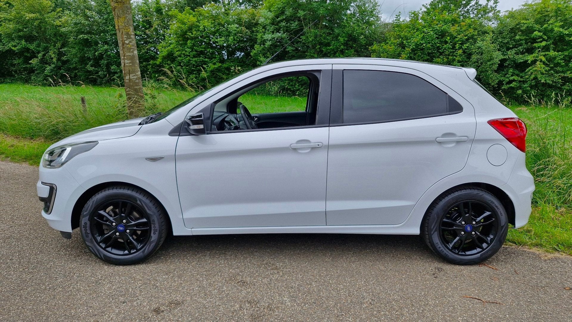 Ford KA+ 1.2 Trend Ultimate Black 85PK | Rijklaar | Airco |, Voorwielaandrijving, Stof, Gebruikt, 1041 kg