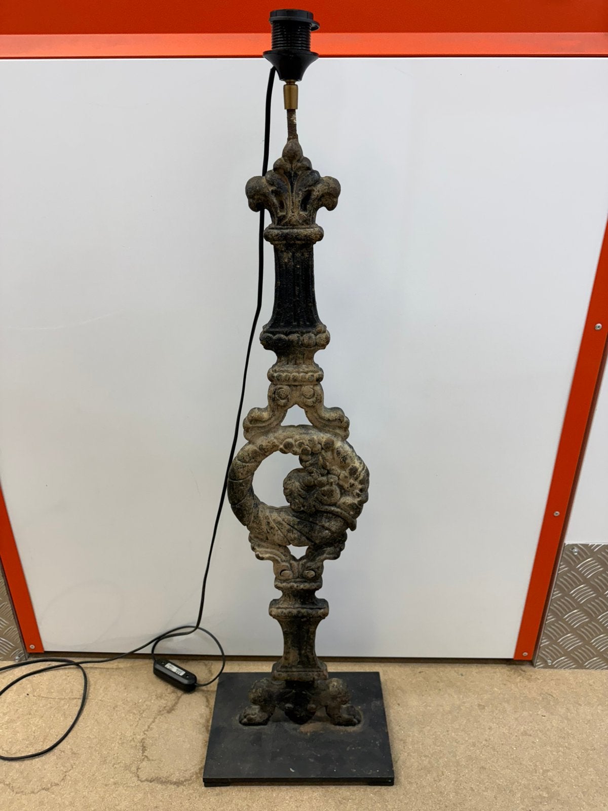 Unieke vloerlamp van antieke Franse gietijzeren muuranker, Ophalen, 100 tot 150 cm, Zo goed als nieuw, Metaal