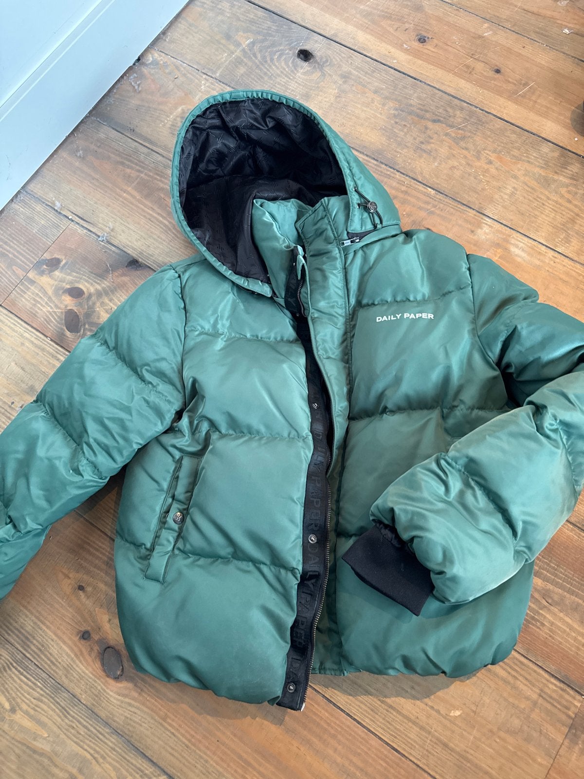 Daily Paper Puffer Jas Groen Maat L, Kleding | Dames, Jassen | Winter, Ophalen, Zo goed als nieuw, Maat 42/44 (L), Groen