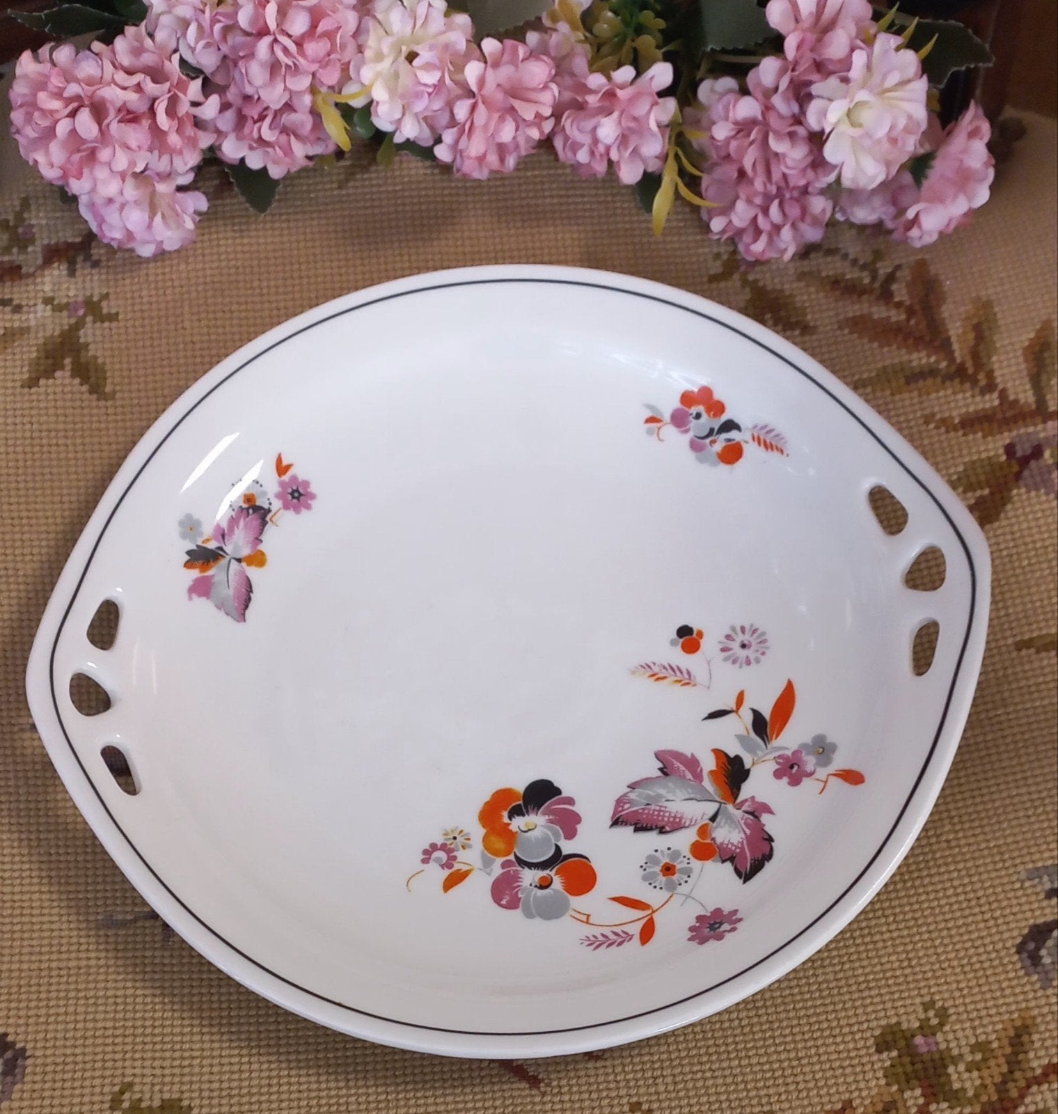 Leuke oude brocante serveerschaal, oranje/paarse bloem, Mosa, Ophalen of Verzenden