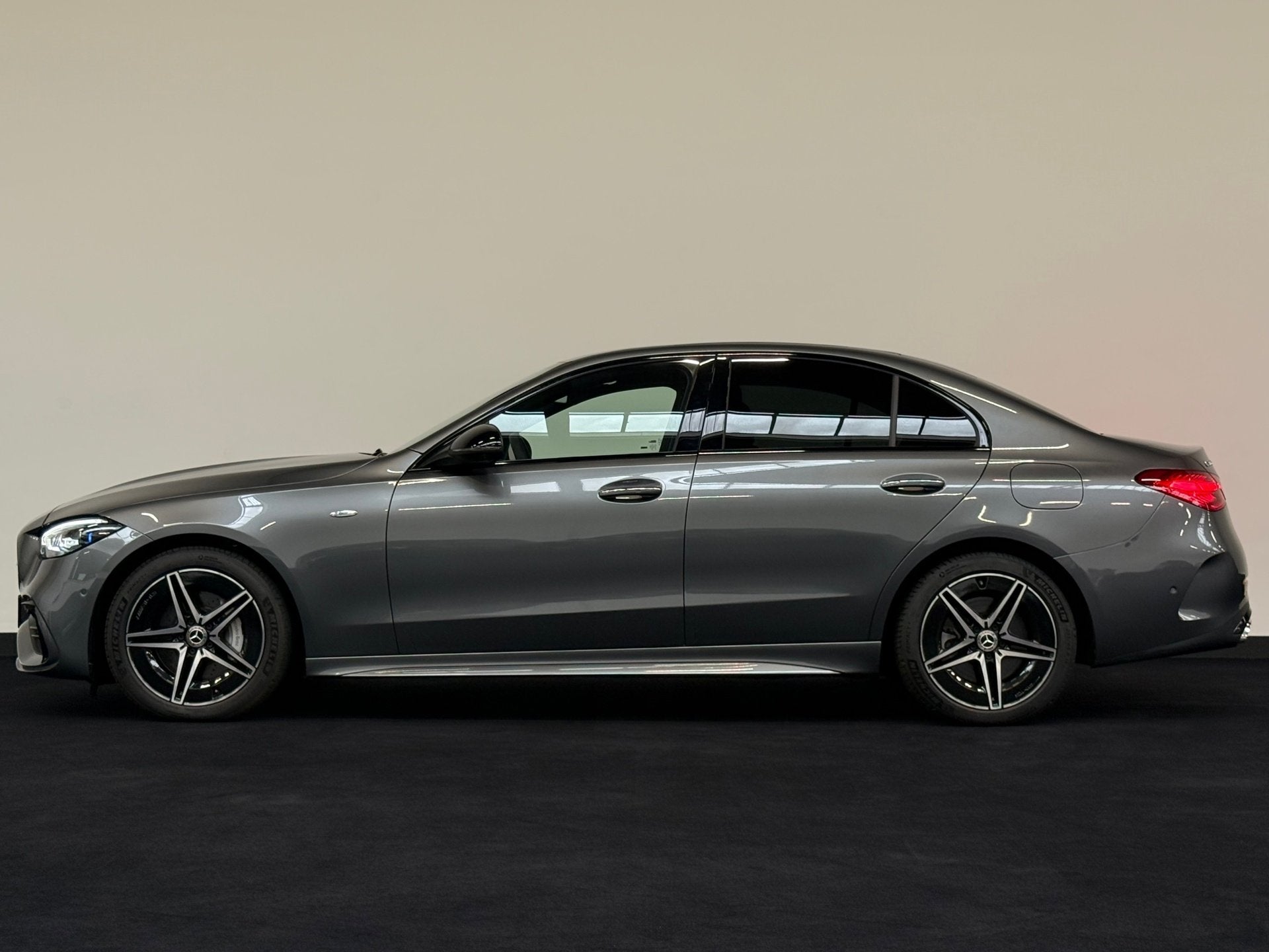 Mercedes-Benz C-klasse 300 e AMG Memory Distronic Massage Di, Auto's, Automaat, Achterwielaandrijving, Gebruikt, Zwart