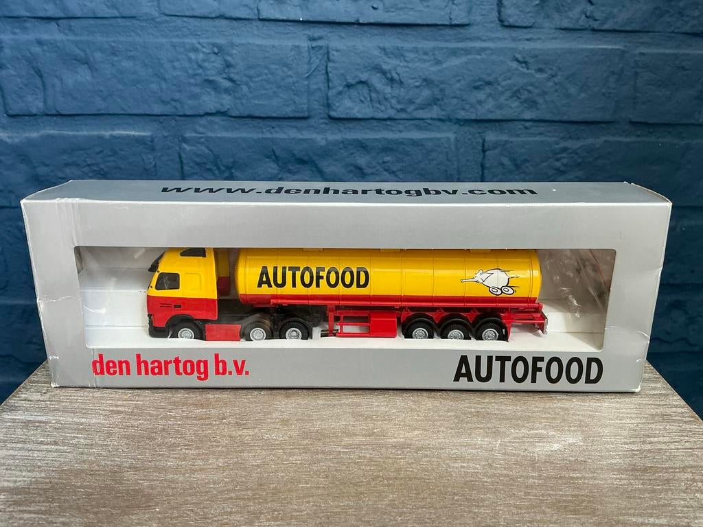Schaalmodel Volvo vrachtwagen met tankoplegger 1:87, Hobby en Vrije tijd, Modelauto's | 1:50, Ophalen of Verzenden, Nieuw, Overige typen