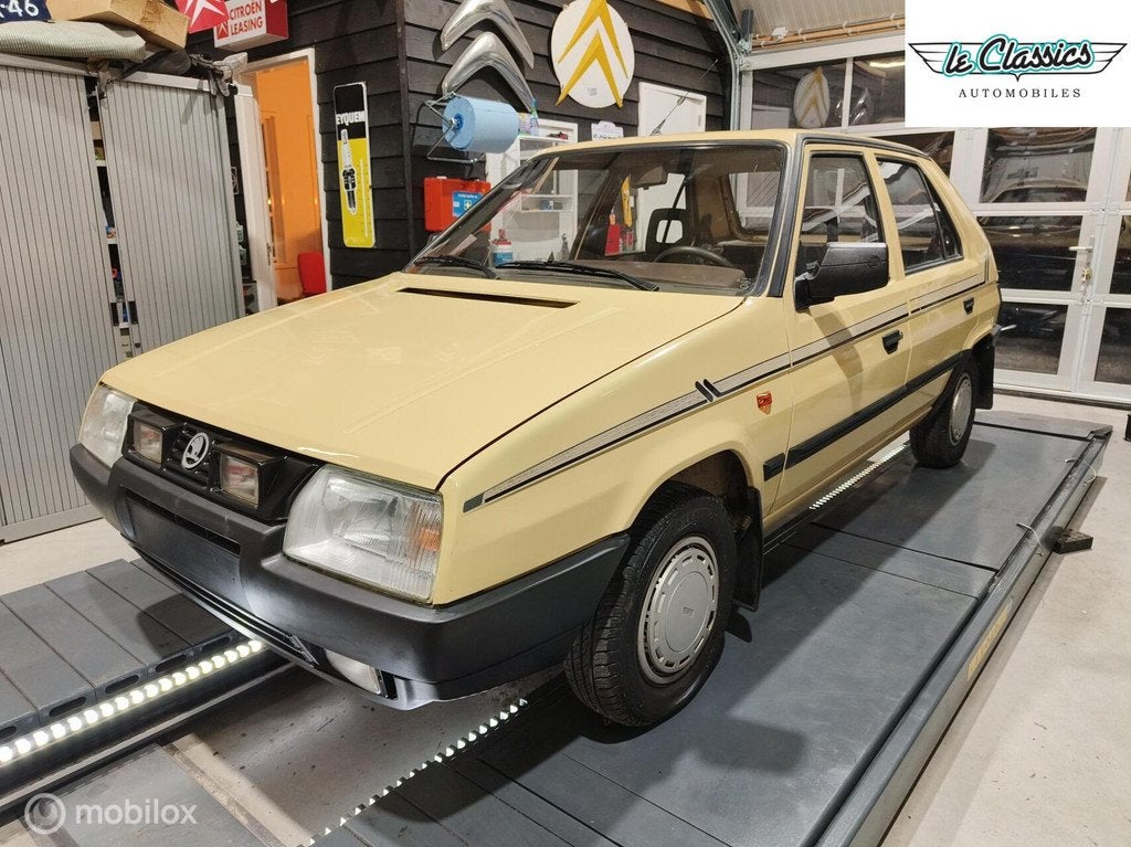 Skoda Favorit 1.3 L | oldtimer | uniek | 136l, Auto's, Oldtimers, Voorwielaandrijving, 54 pk, Bedrijf, Handgeschakeld