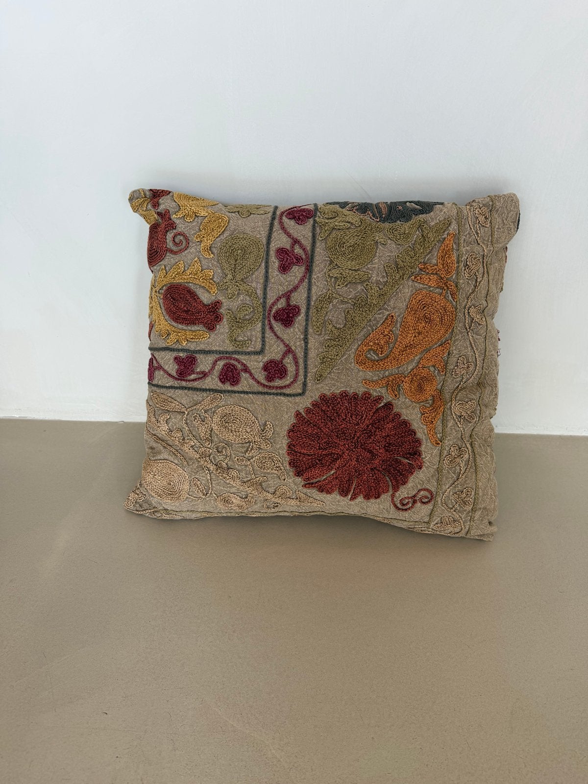 Uniek Vintage Suzani Kussen 50x50 cm incl. vulling, Huis en Inrichting, Woonaccessoires | Kussens, Gebruikt, Meerkleurig, Vierkant