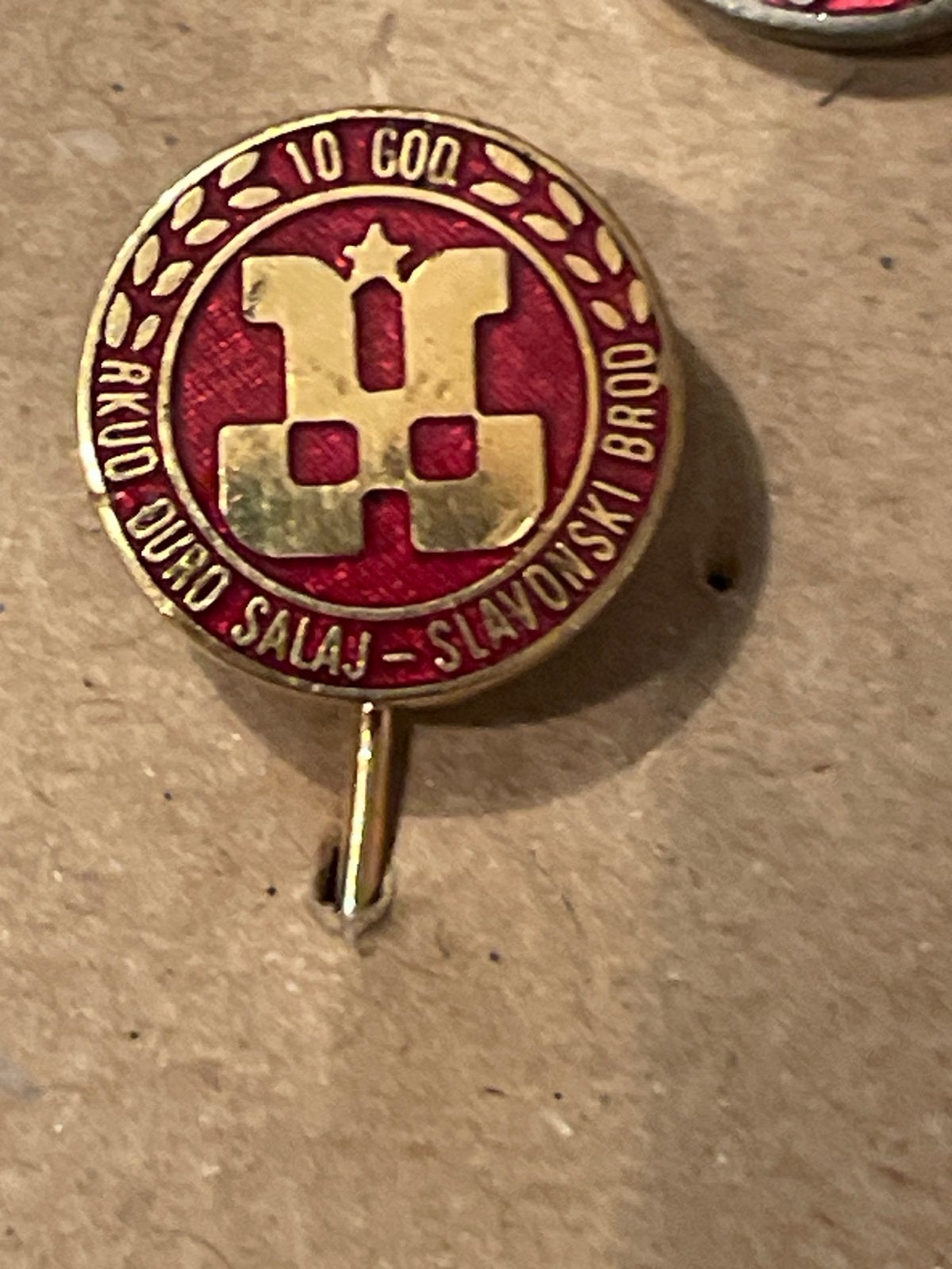 Vintage Speldje Joegoslavische PiRKUD Đuro Salaj Slavonski, Verzamelen, Ophalen of Verzenden, Gebruikt, Overige onderwerpen, Speldje of Pin