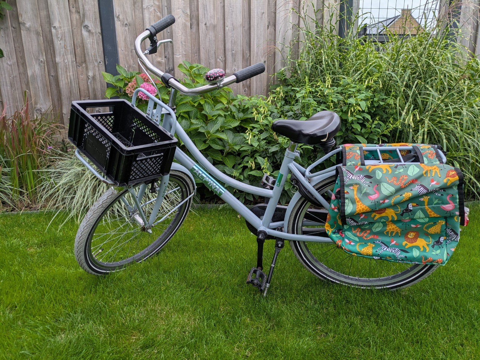 Leuke Alpina meidenfiets inclusief fietskrat en fietstassen, Fietsen en Brommers, Ophalen, Terugtraprem, 22 inch, Gebruikt